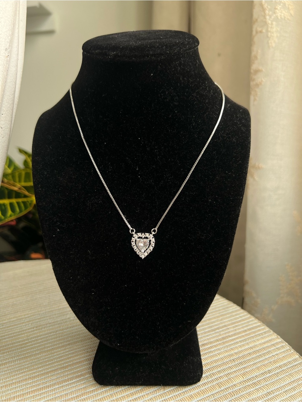 🩷-Silver Heart floating Pendant Necklace with Clear Stones